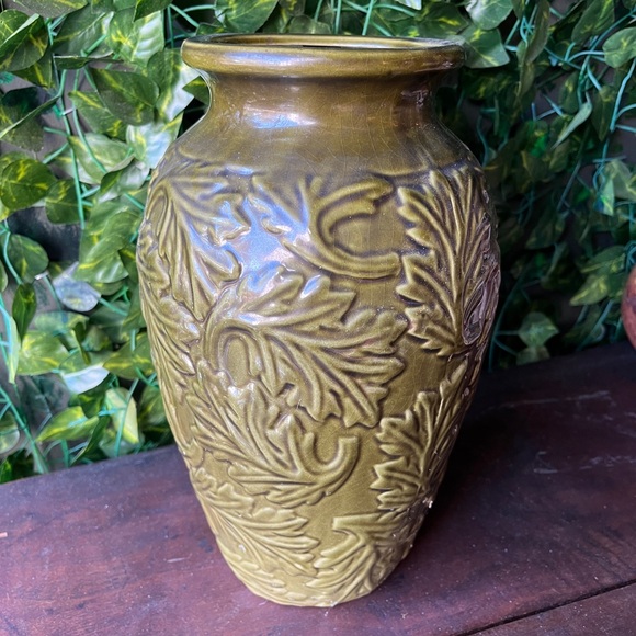 Large Leaf Pattern Vase - Picture 1 of 1